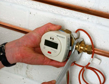 Собственникам жилья, установившим теплосчетчик, разрешается отключать отопление в удобное время